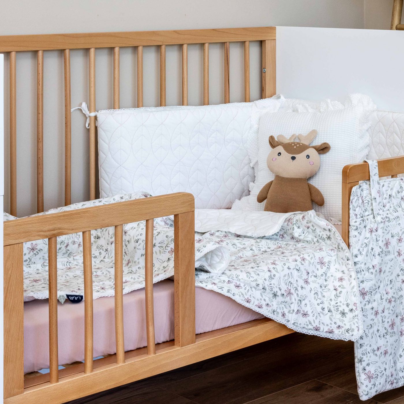 סט מצעים למיטת תינוק פרחוני ורדרד