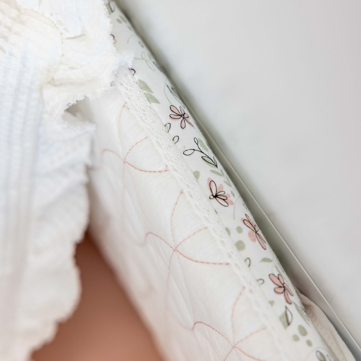 סט מצעים למיטת תינוק פרחוני ורדרד