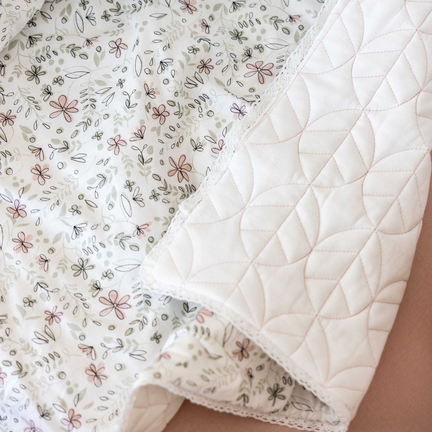 סט מצעים למיטת תינוק פרחוני ורדרד