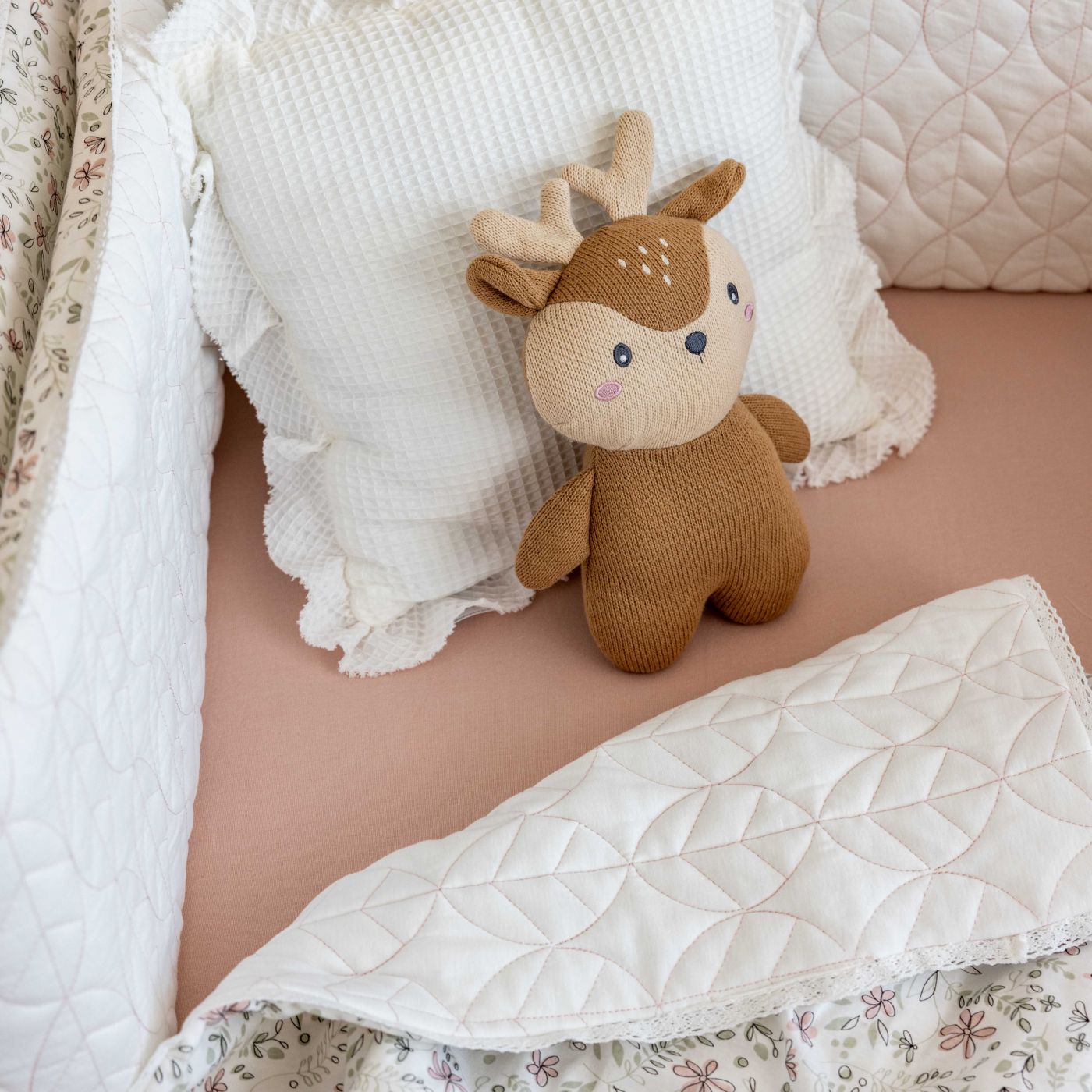 סט מצעים למיטת תינוק פרחוני ורדרד