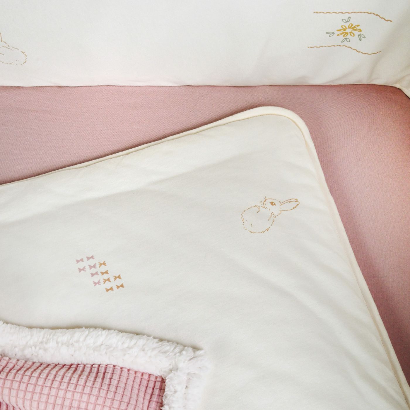 סט מצעים למיטת תינוק מודפס ארנב