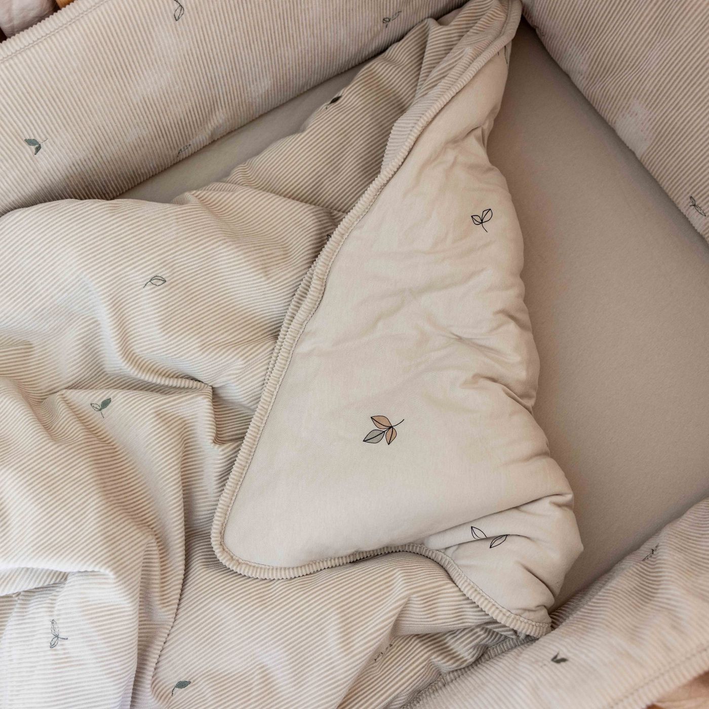 סט מצעים למיטת תינוק קורדורוי עלים