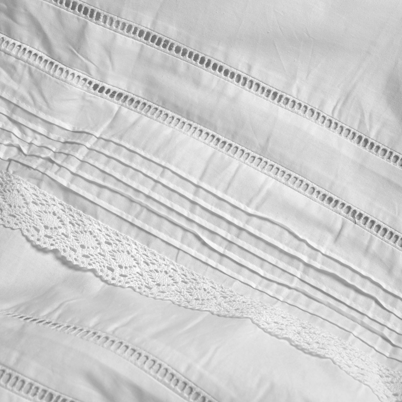 סט מצעים למיטת תינוק תחרה לבנה