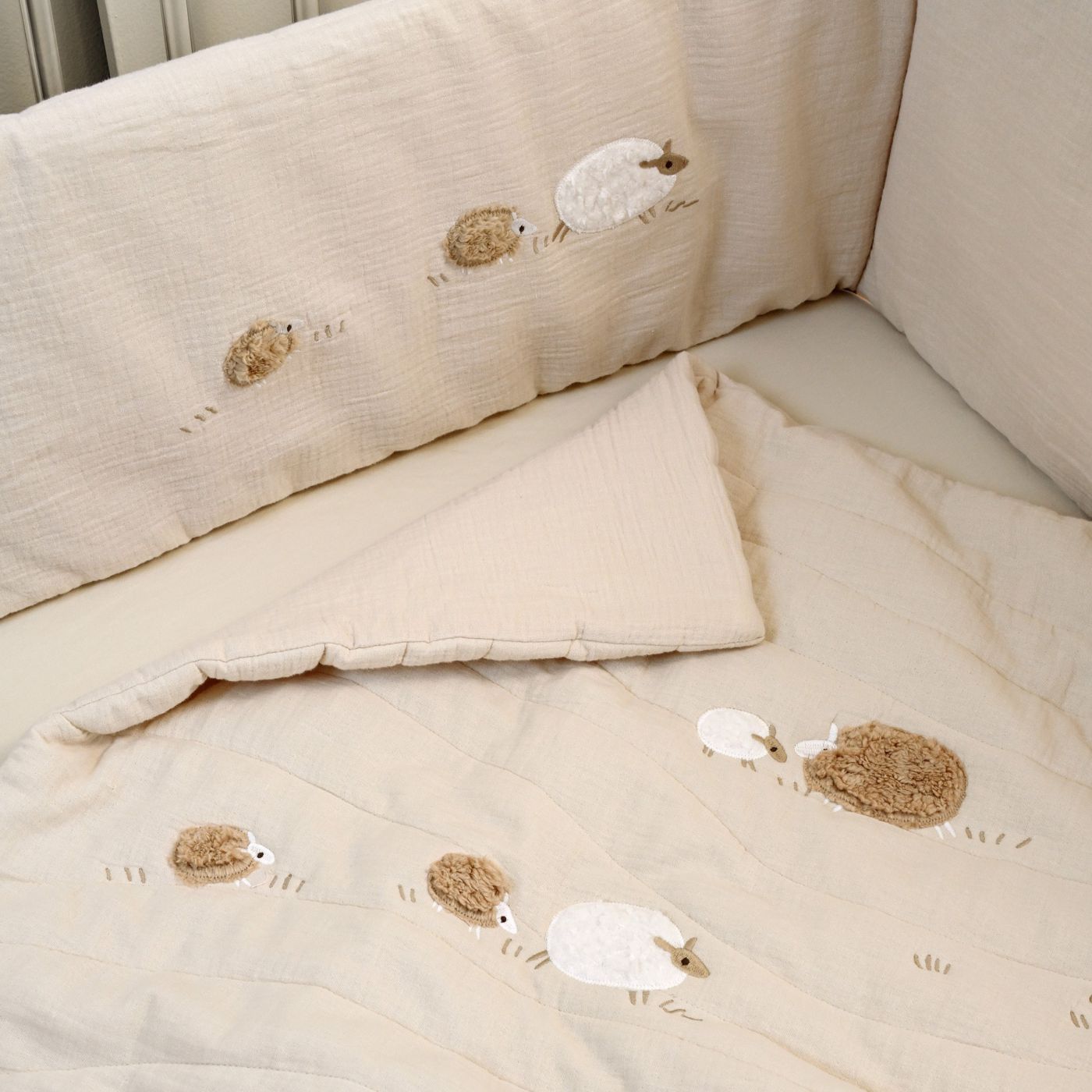 סט  למיטת תינוק כבשים בז’