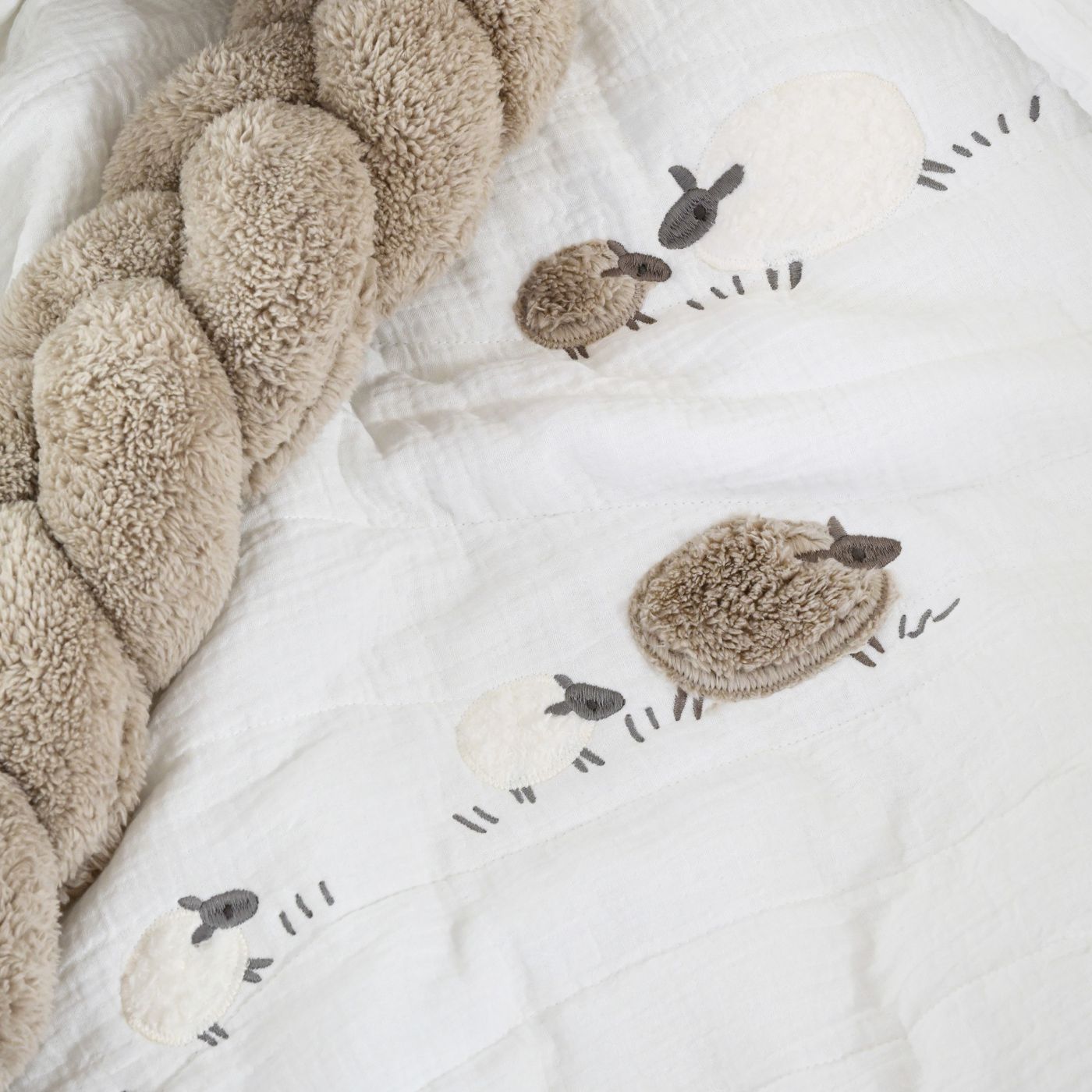 סט למיטת תינוק כבשים לבן