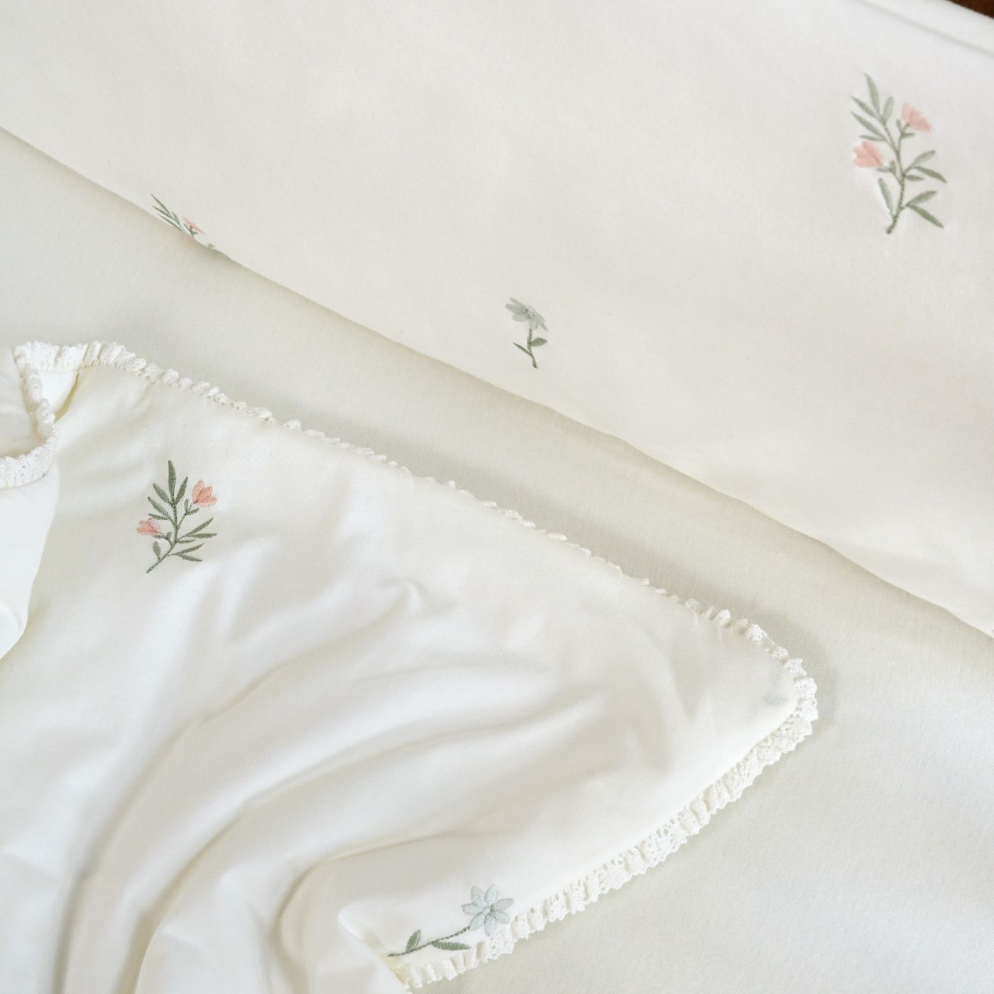 סט מצעים למיטת תינוק פרחים רקומים