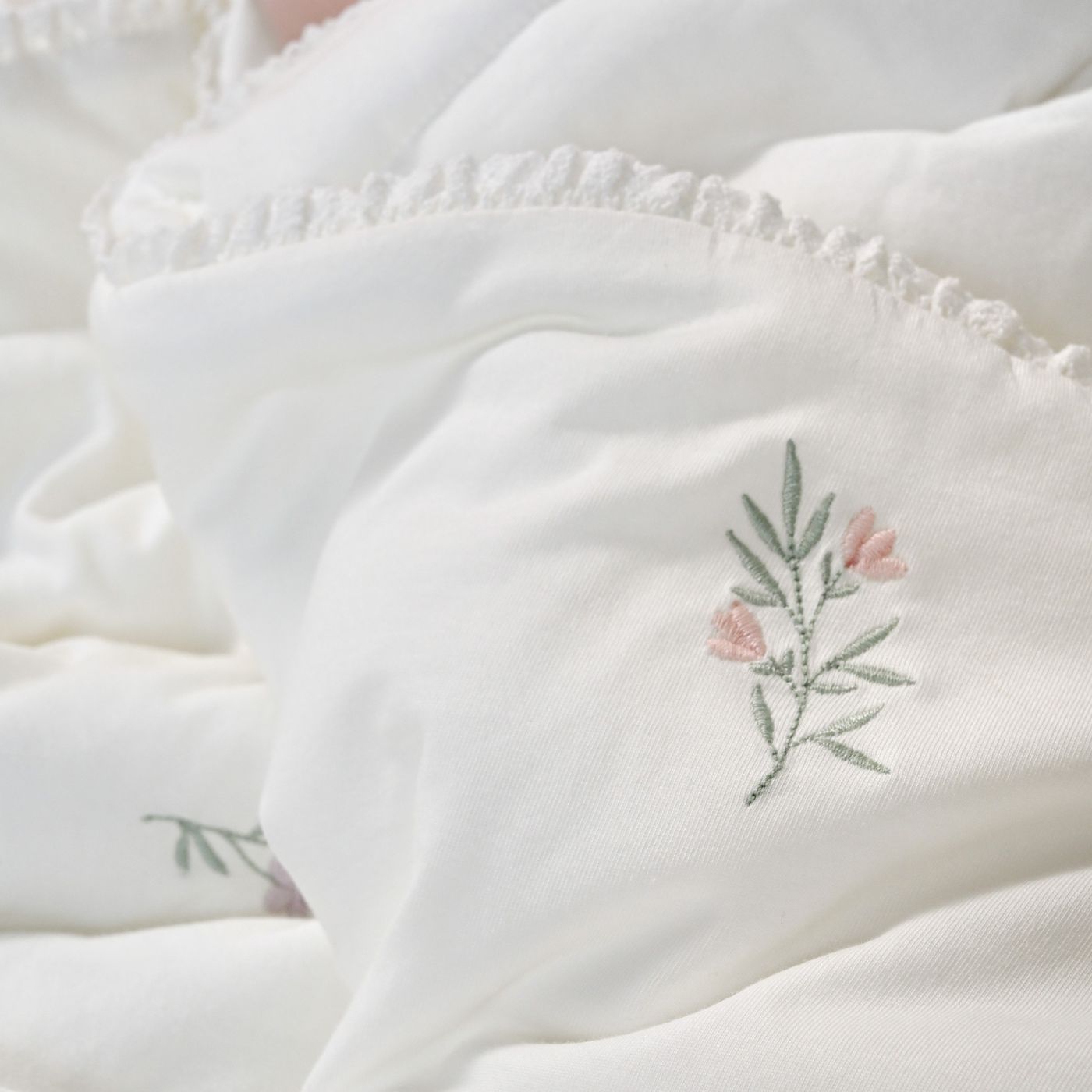 סט מצעים למיטת תינוק פרחים רקומים