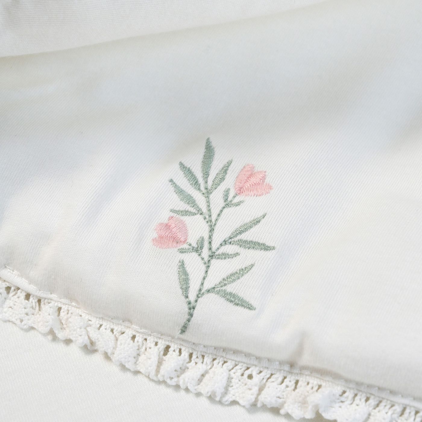 סט מצעים למיטת תינוק פרחים רקומים