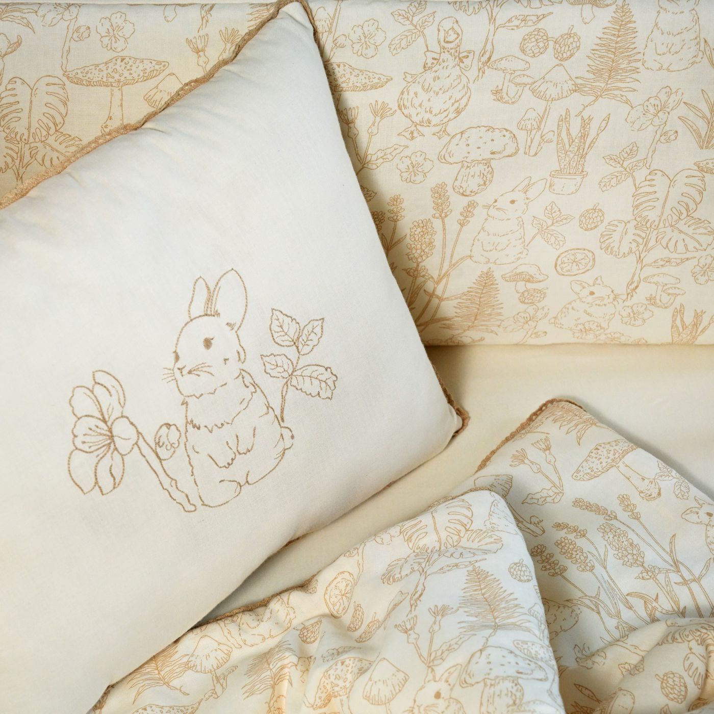 סט מצעים למיטת תינוק מאזלין ארנב בז’