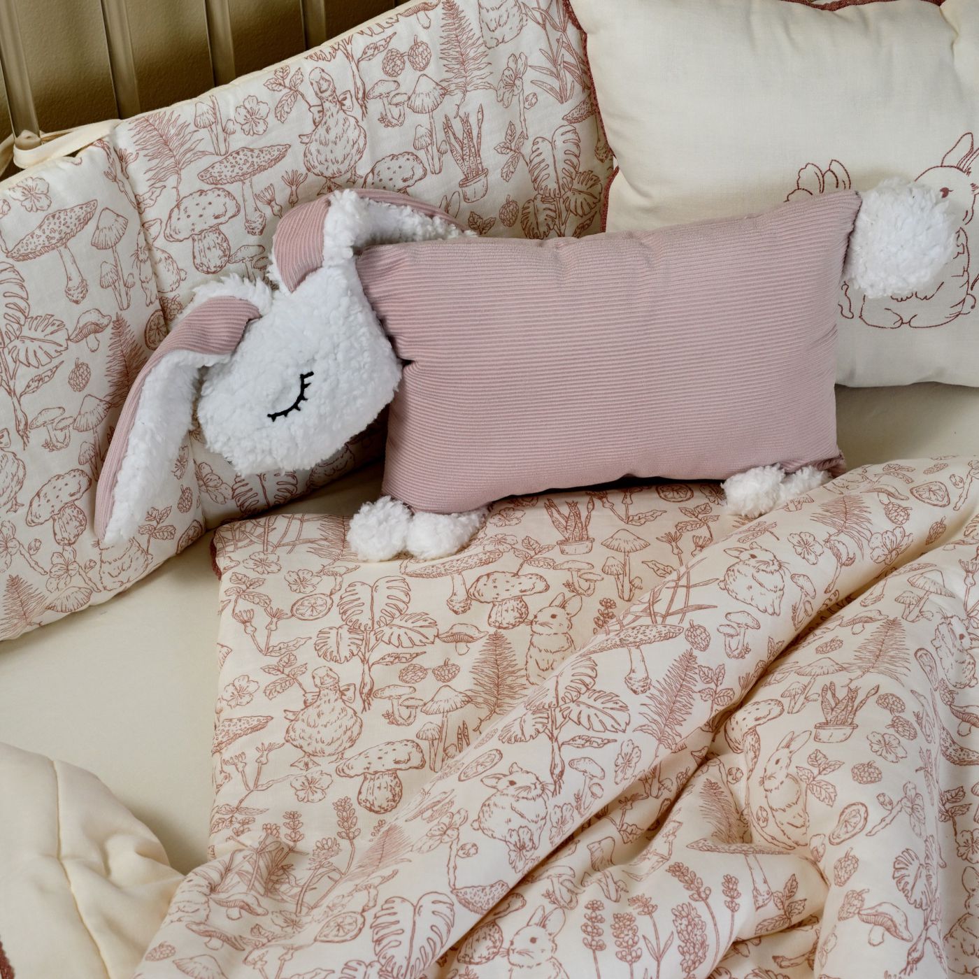 סט מצעים לעריסה עם כרית נחשוש קלועה מאזלין ארנב