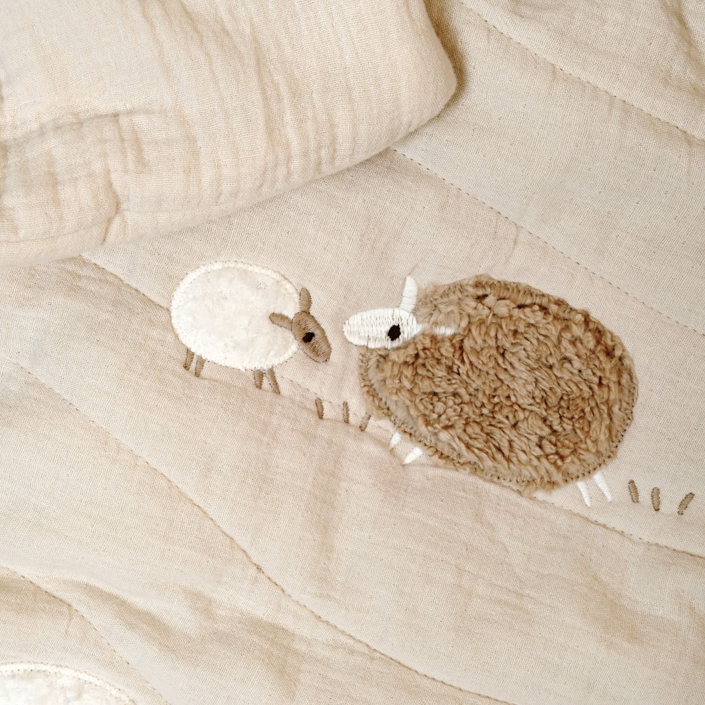 סט מצעים לעריסה עם כרית נחשוש קלועה כבשים בז’