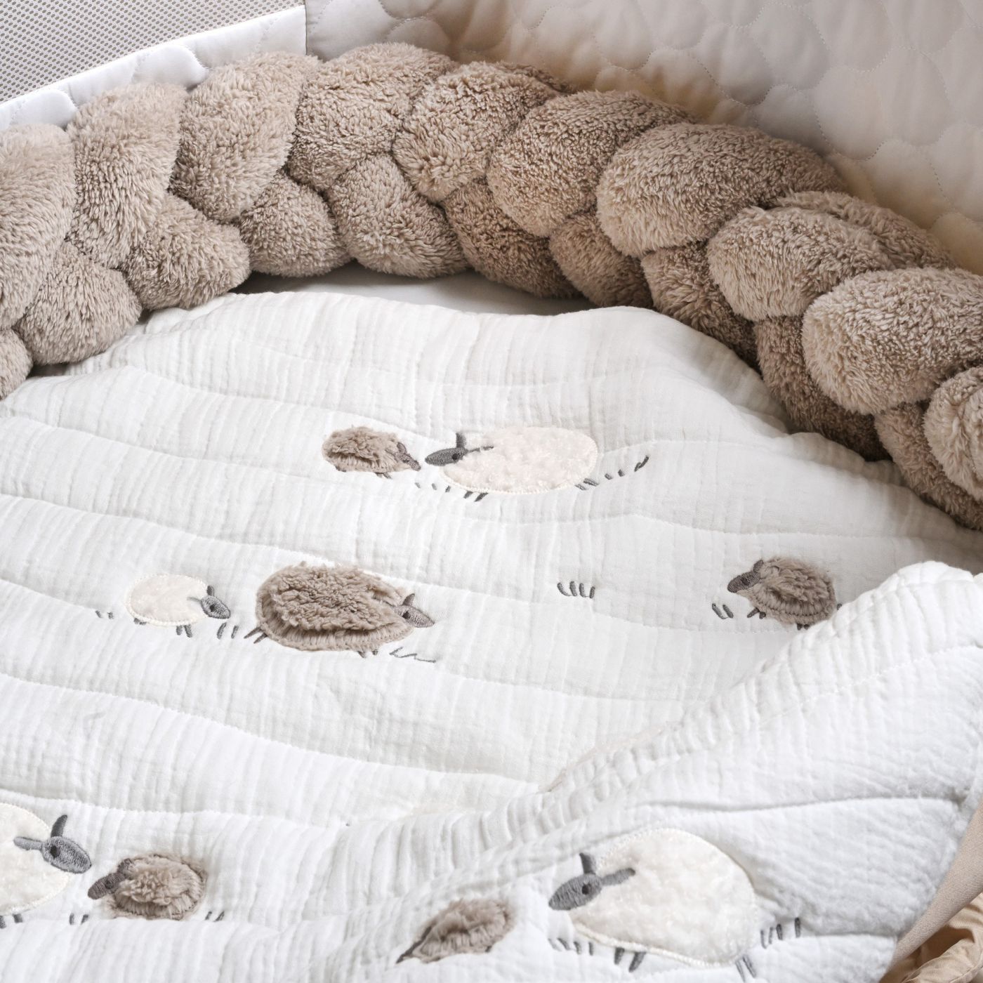 סט עריסה עם כרית נחשוש קלועה כבשים לבן