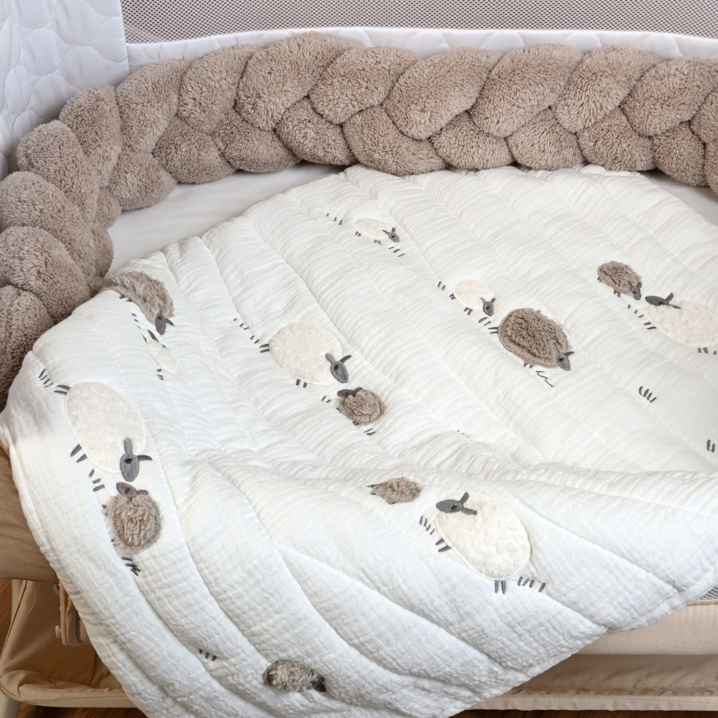 סט עריסה עם כרית נחשוש קלועה כבשים לבן