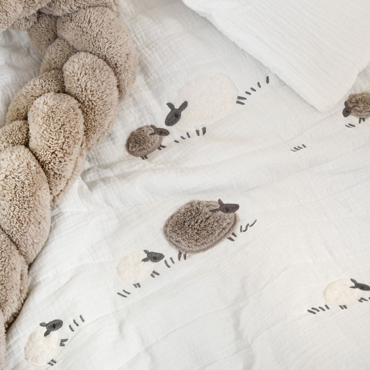 סט עריסה עם כרית נחשוש קלועה כבשים לבן