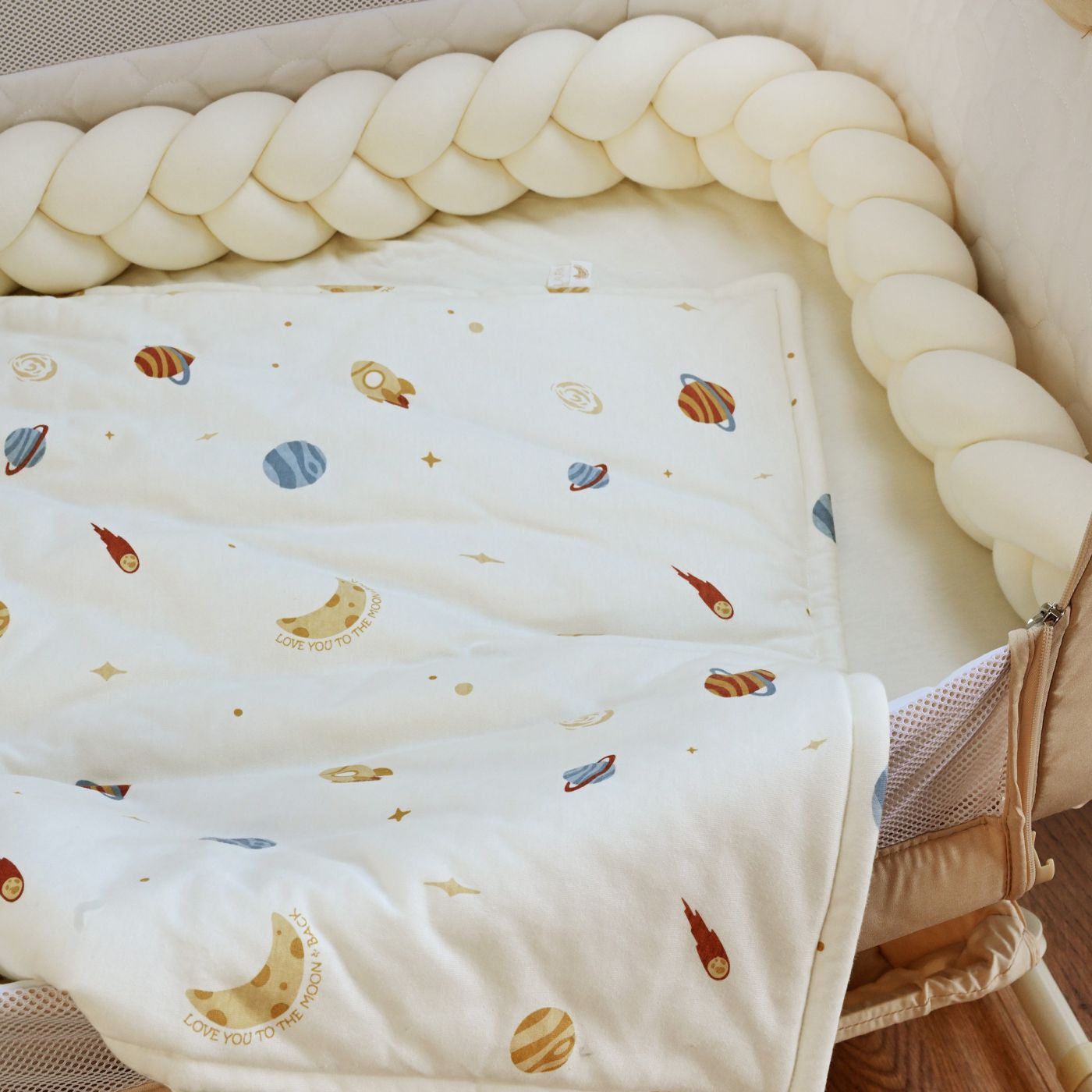 סט עריסה עם כרית נחשוש קלועה Space