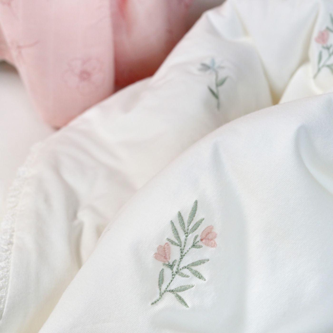 סט מצעים לעריסה עם כרית נחשוש קלועה פרחים רקומים