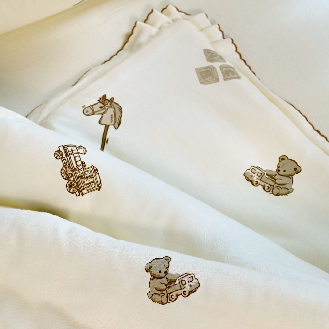 סט מצעים לעריסה עם כרית נחשוש קלועה TOYS