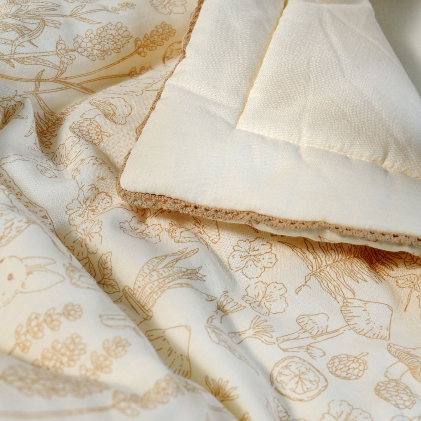 סט מצעים לעריסה עם כרית נחשוש קלועה מאזלין ארנב בז’