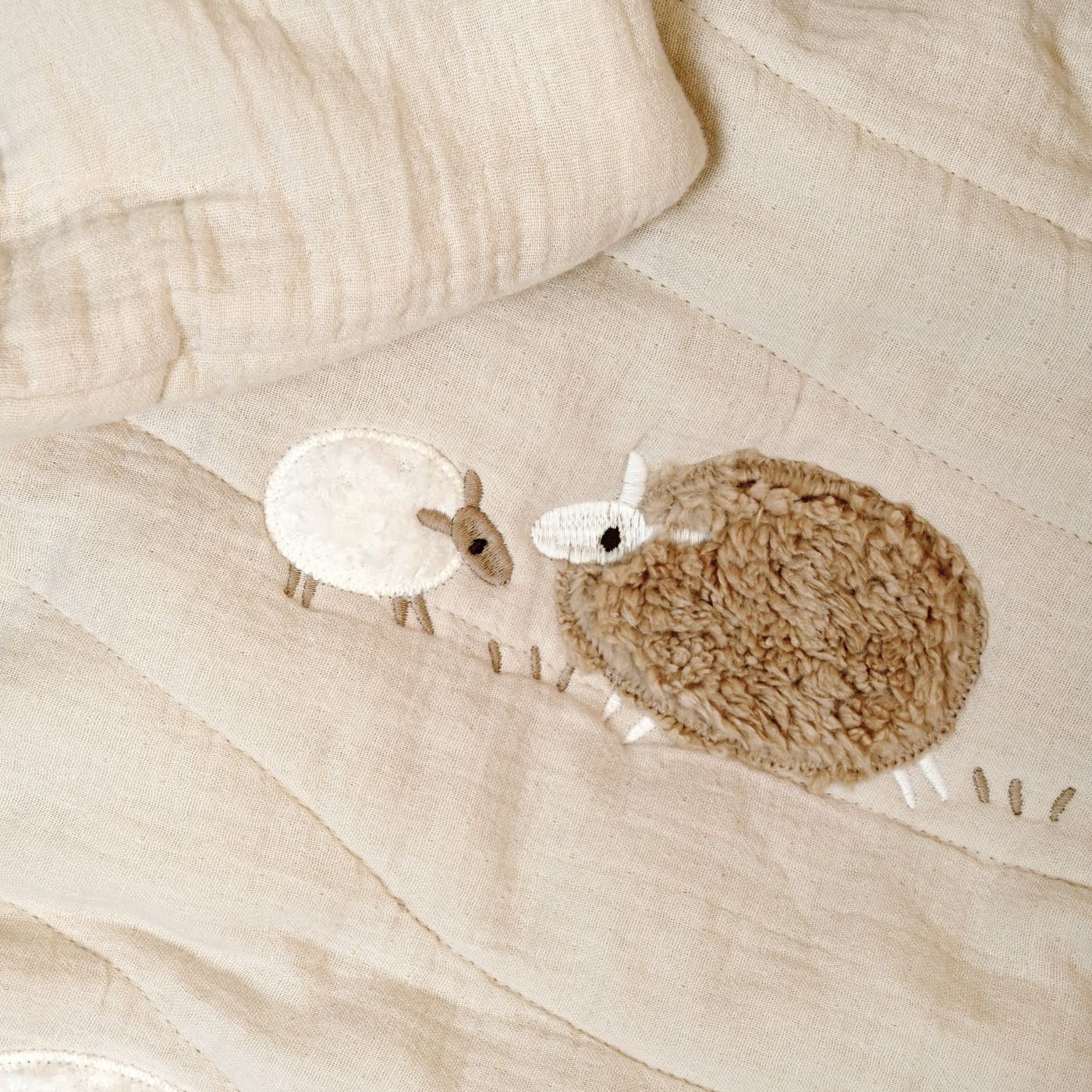 סט מצעים למיטת מטר כבשים בז’