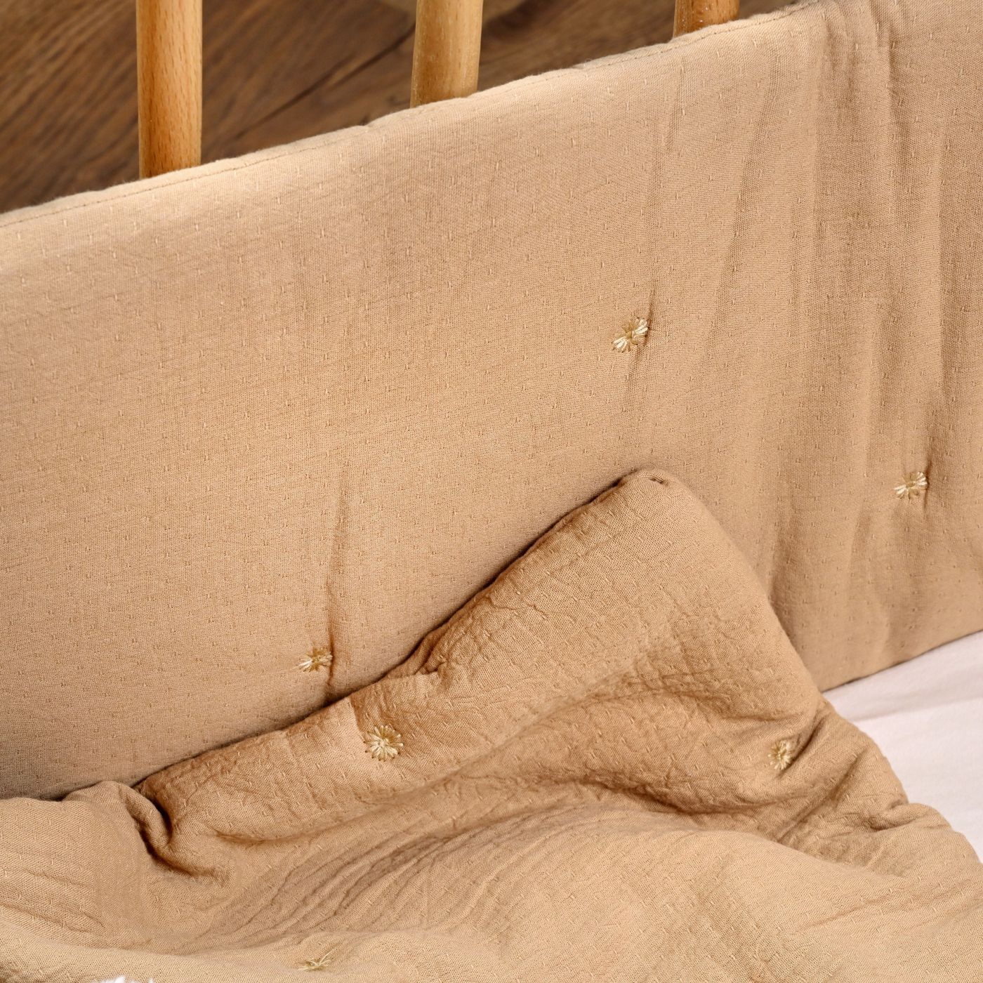 מגן ראש לעריסה ג’קארד חום