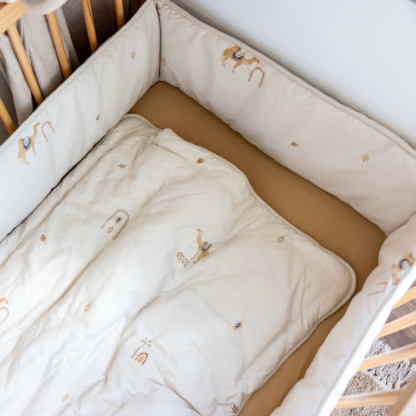 מגן ראש לעריסה מודפס גמל