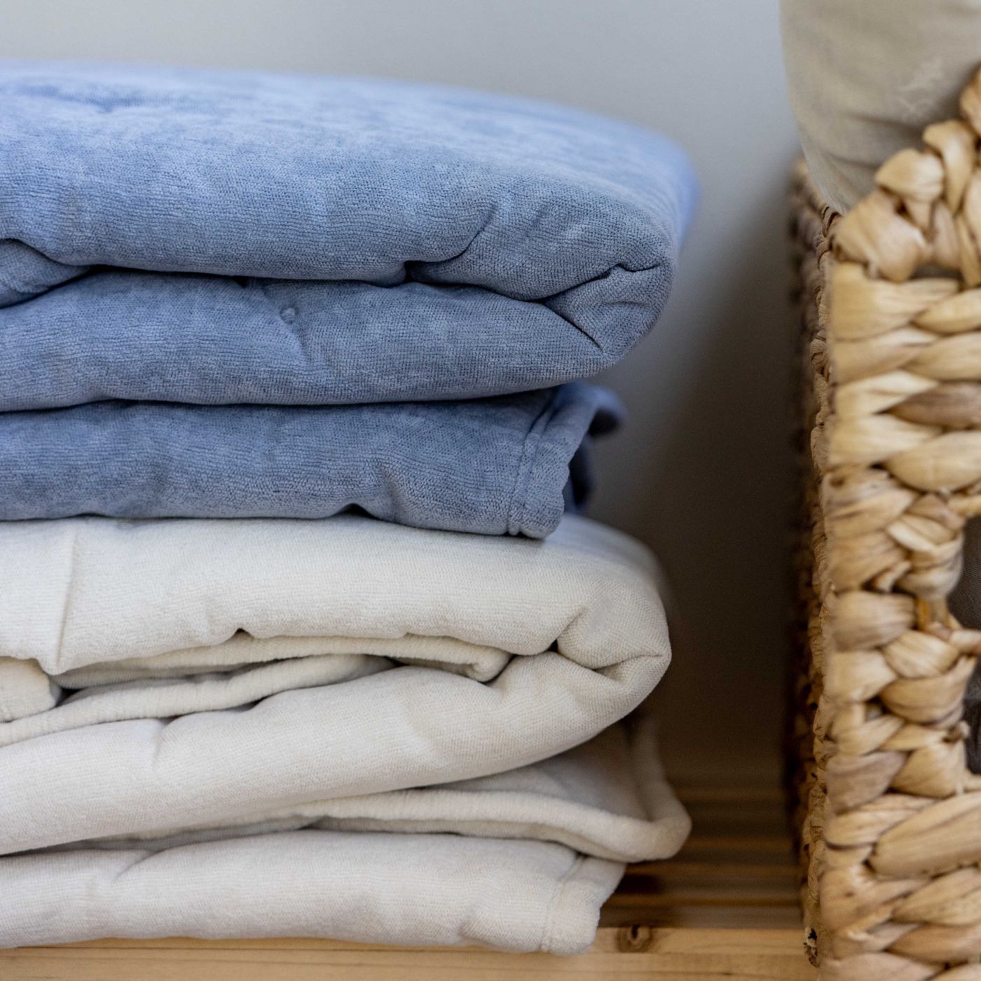 שמיכה רכה 80/120 ס”מ נקודות רקומות