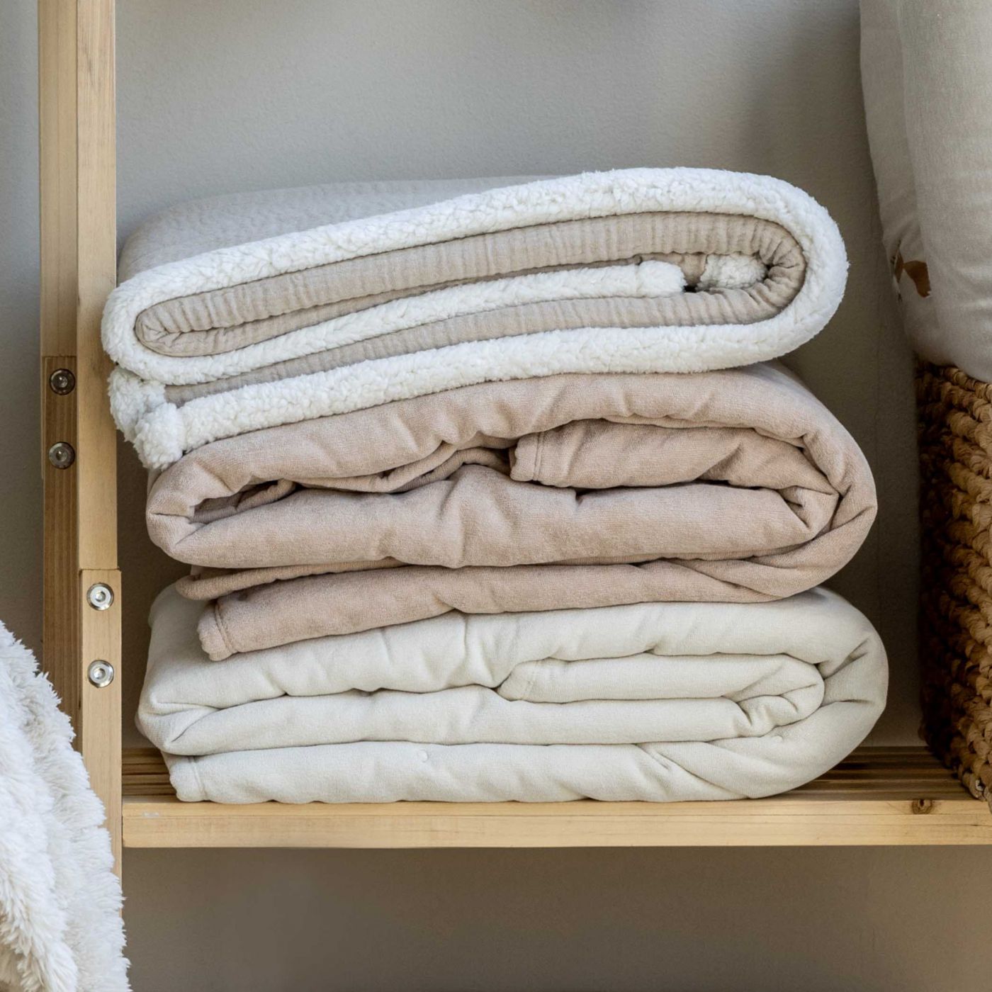 שמיכה רכה 80/120 ס”מ נקודות רקומות