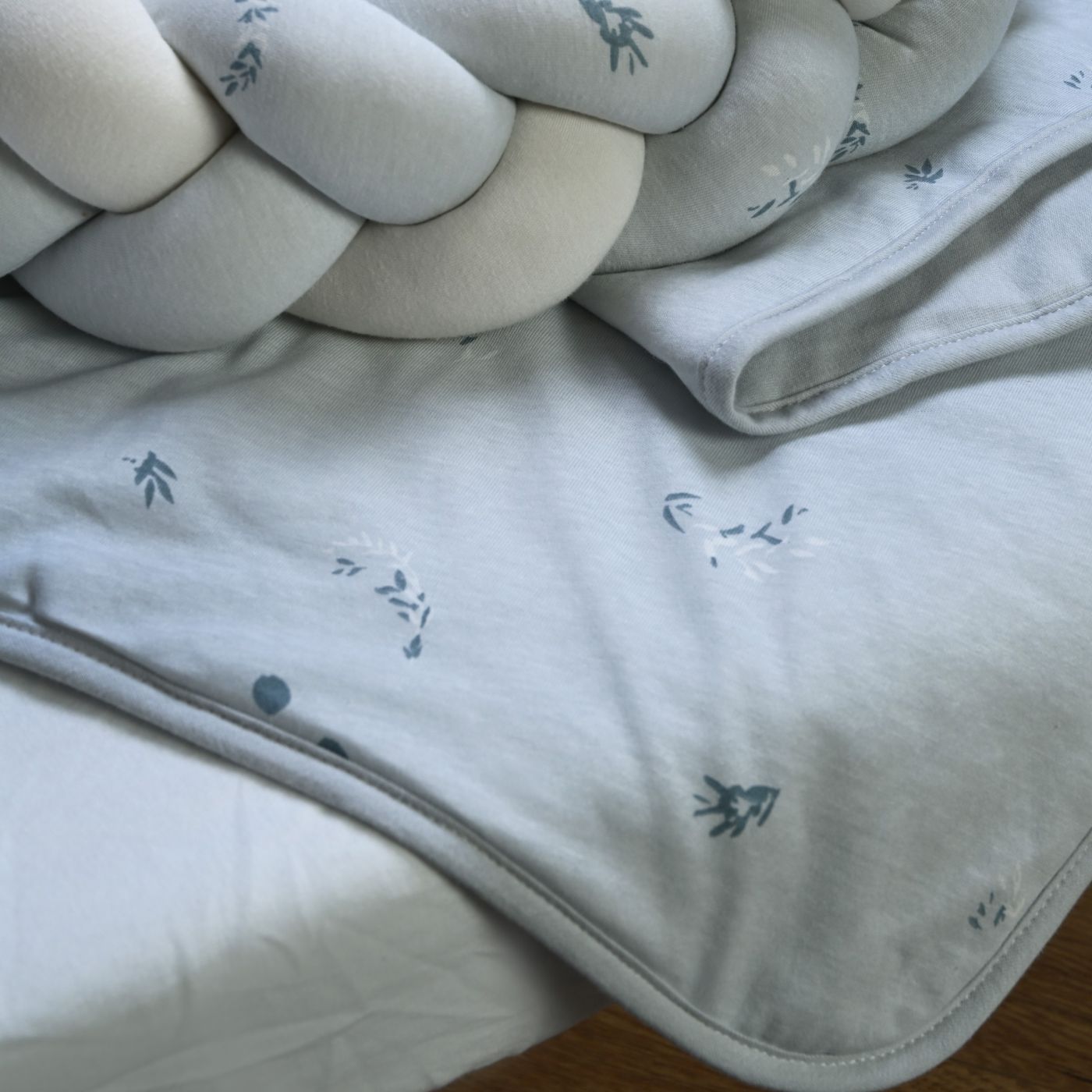 שמיכת טריקו עם מילוי 100X75 ס”מ עלים כחולים