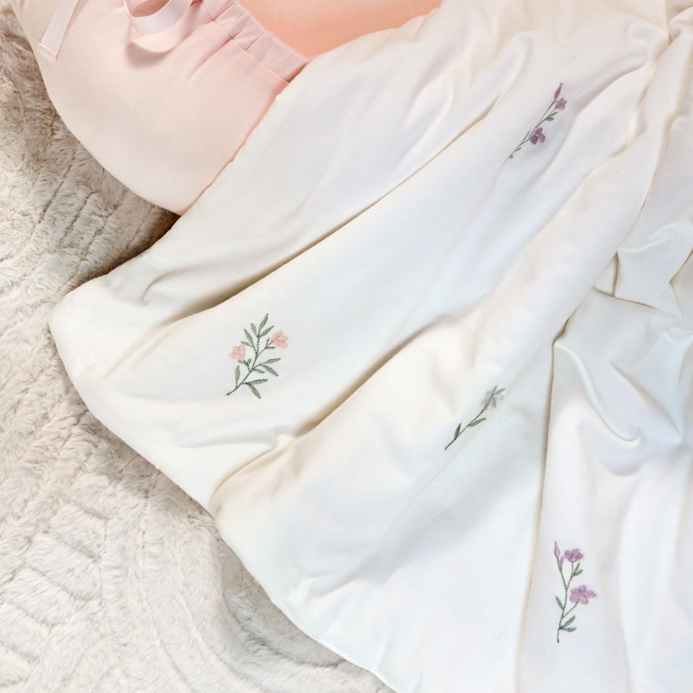 שמיכת טריקו עם מילוי פרחים רקומים