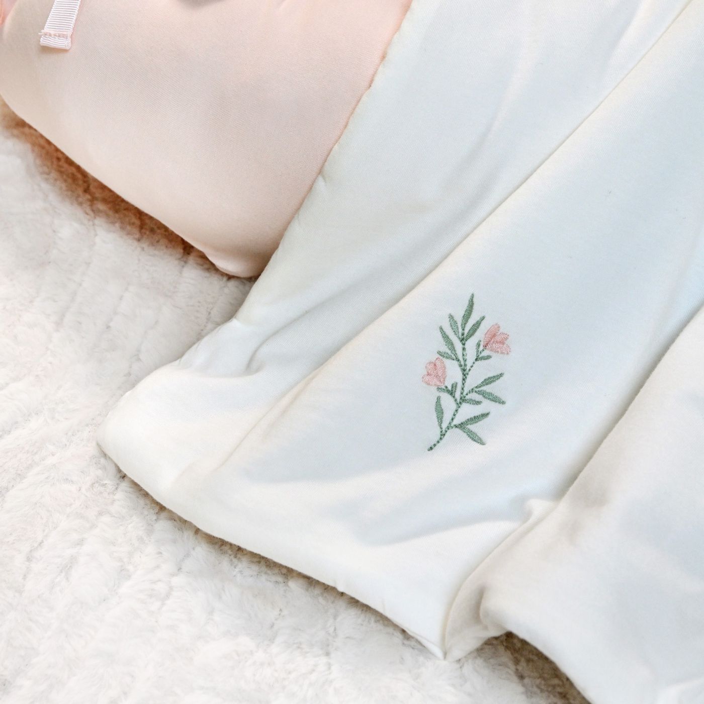 שמיכת טריקו עם מילוי פרחים רקומים