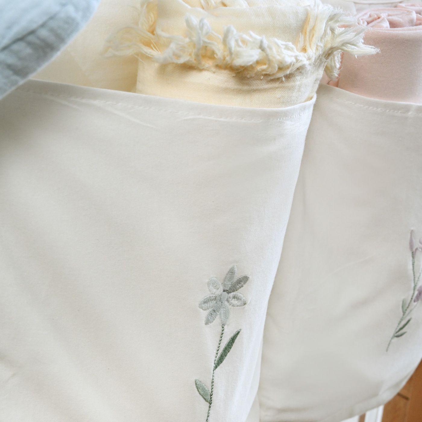 אירגונית 3 תאים פרחים רקומים