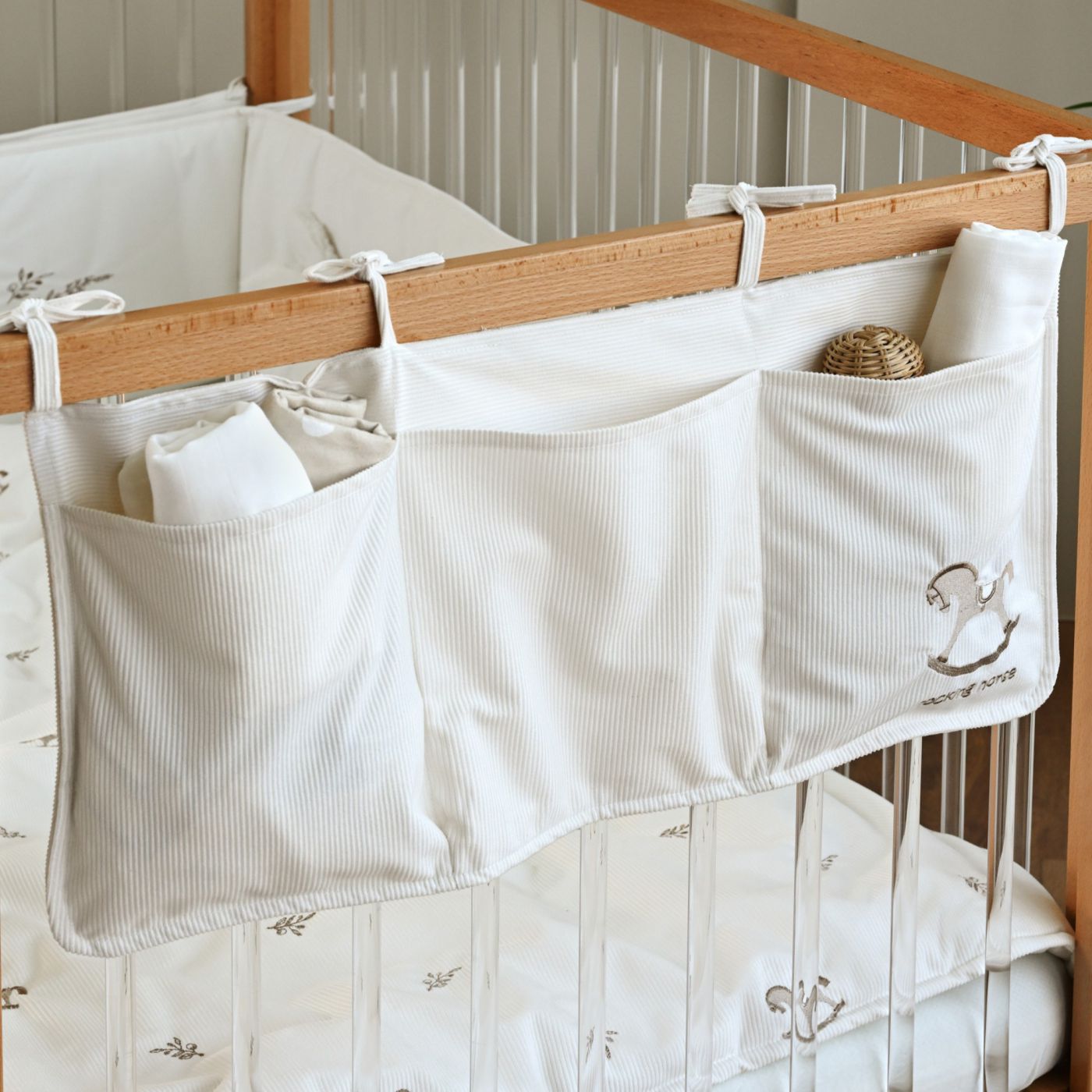 אירגונית קורדורוי Rocking horse