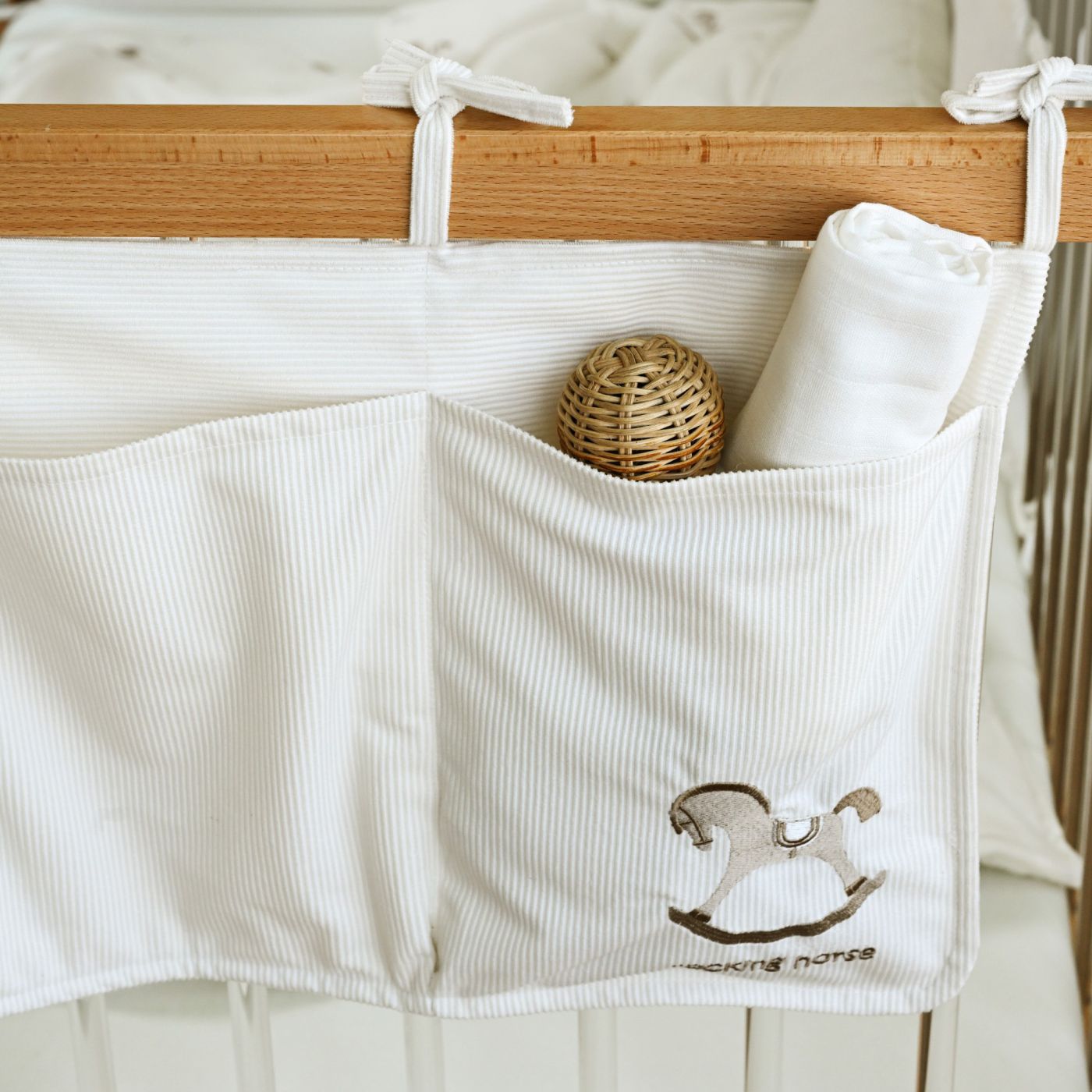 אירגונית קורדורוי Rocking horse