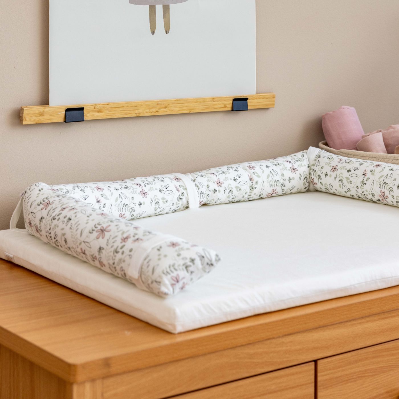 משטח החתלה פרחוני ורדרד