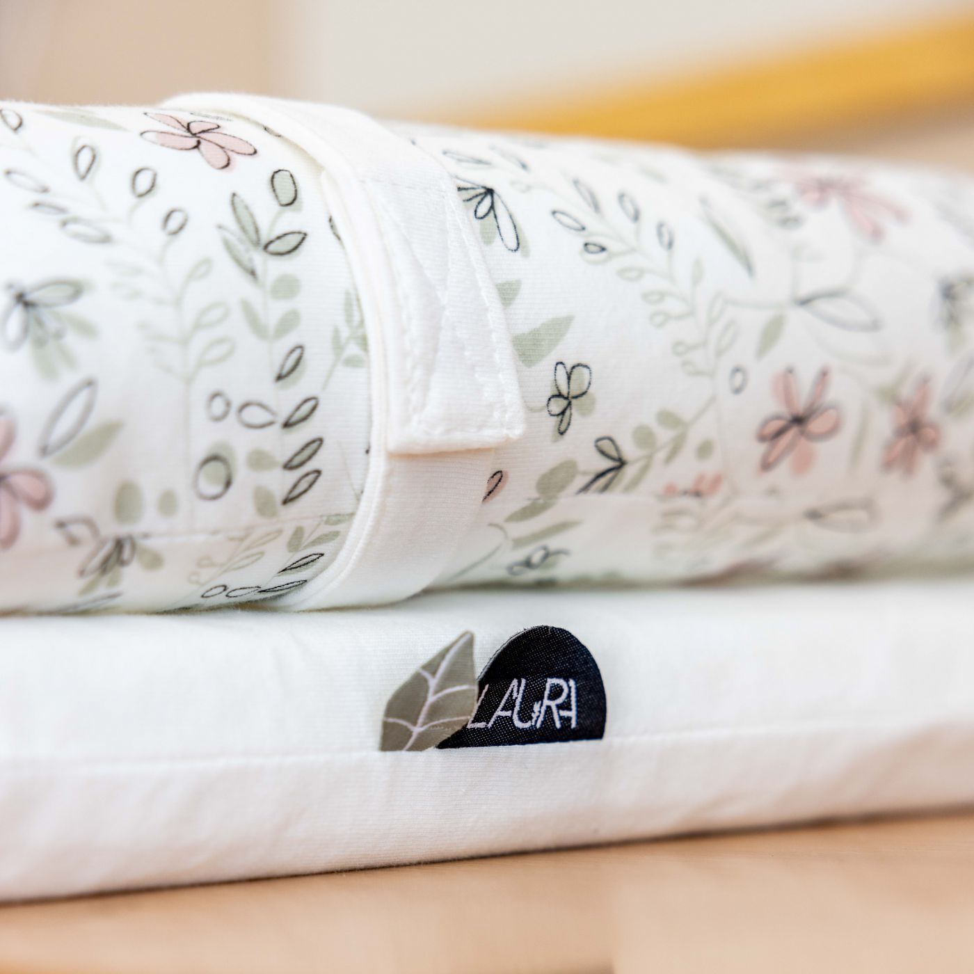 משטח החתלה פרחוני ורדרד