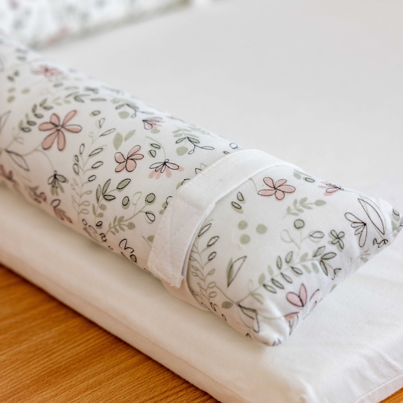 משטח החתלה פרחוני ורדרד