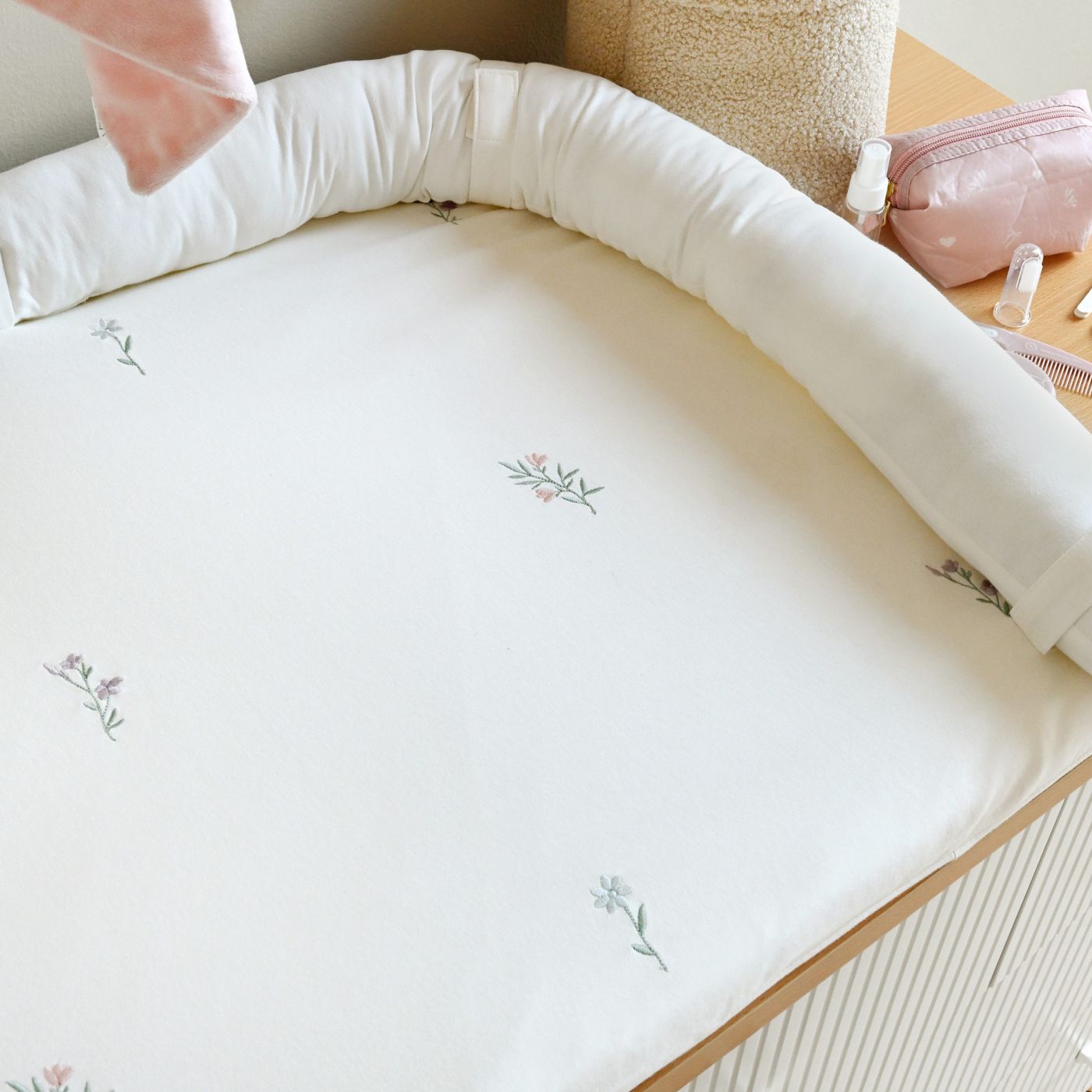 משטח החתלה פרחים רקומים