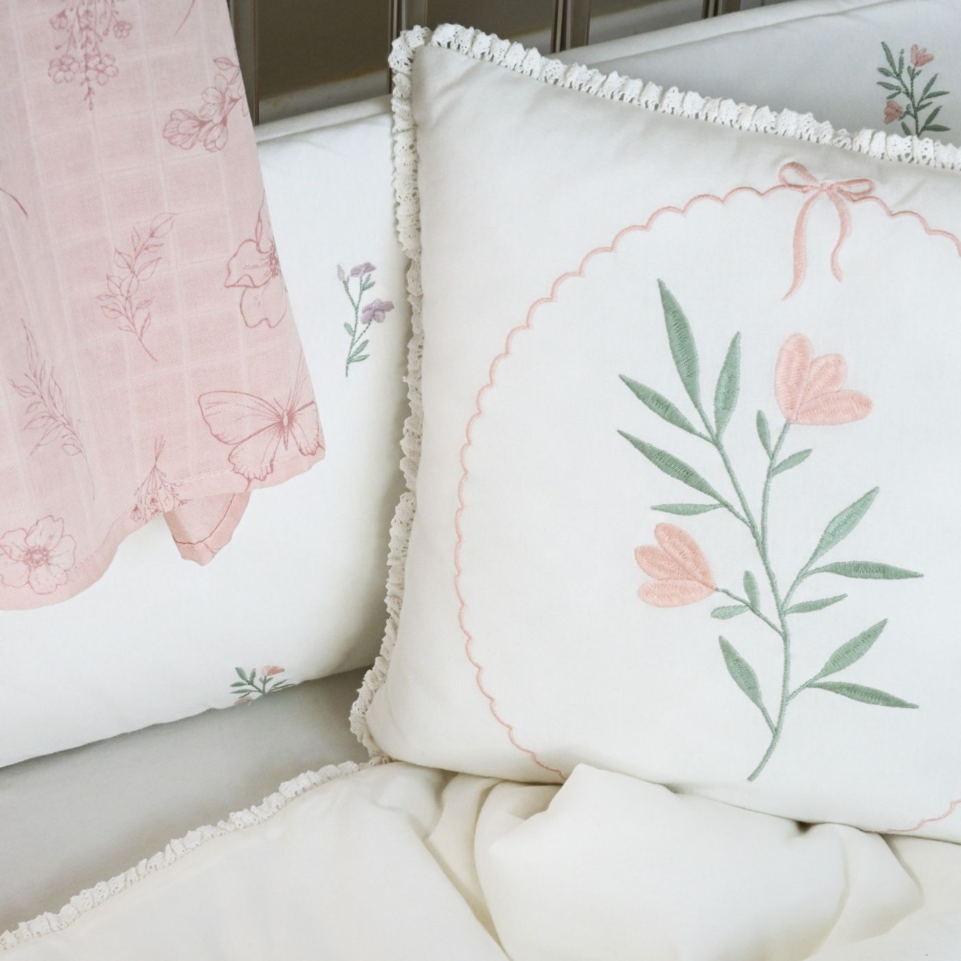 כרית נוי פרחים רקומים 34/34 ס”מ