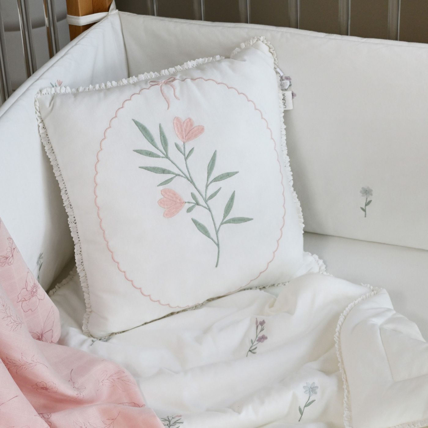 כרית נוי פרחים רקומים 34/34 ס”מ