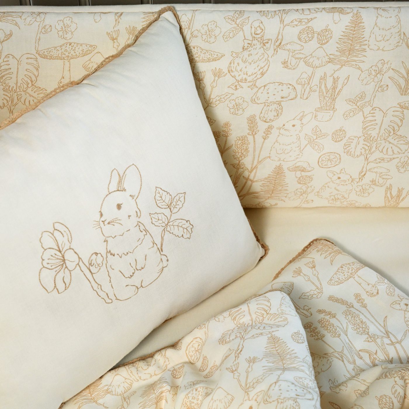 כרית מלבנית 34/44 ס”מ מאזלין ארנב בז’