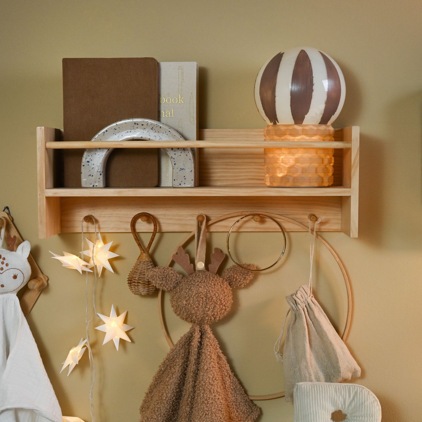 מדף קיר עם תלייה רחב