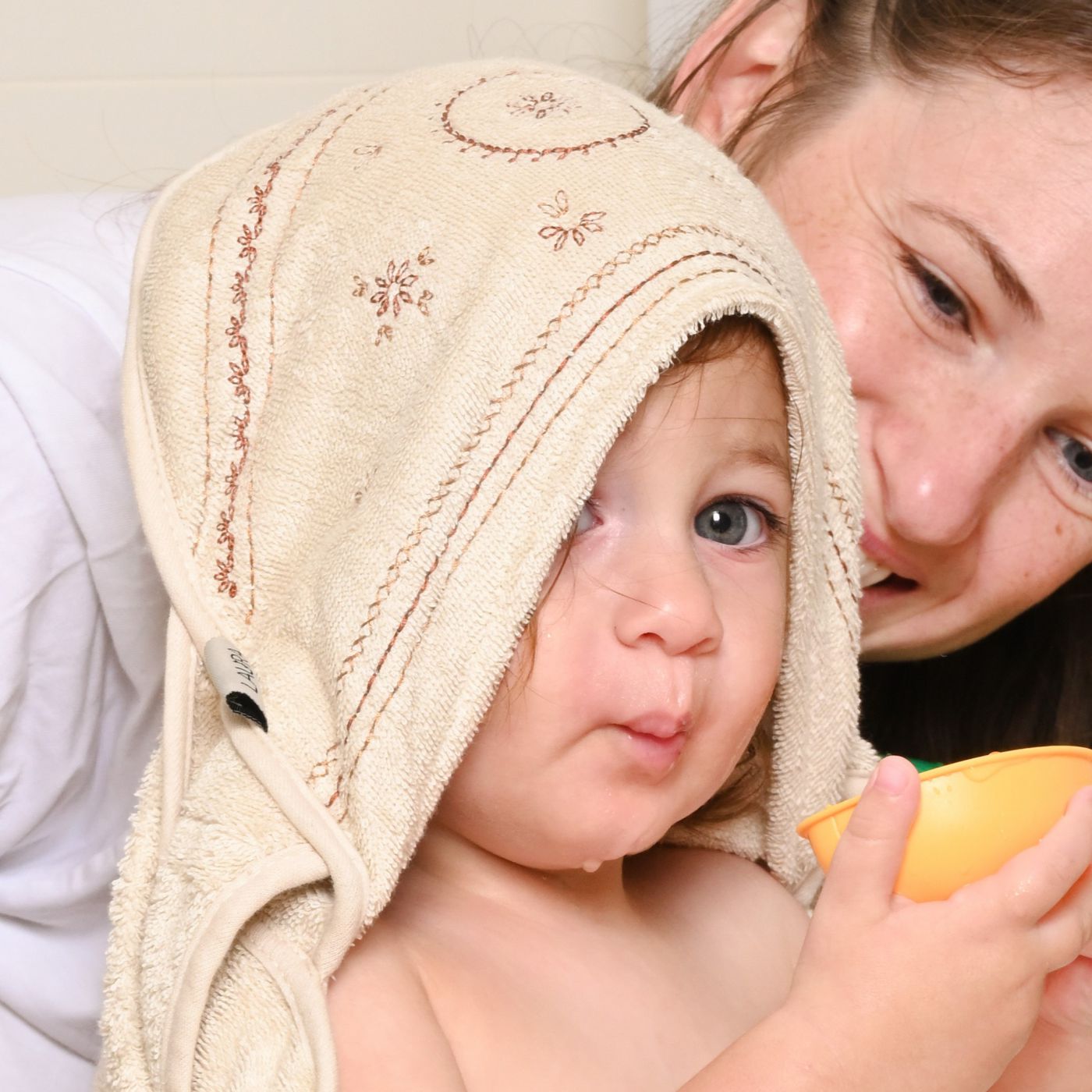 מגבת קשירה וכובע ריקמה