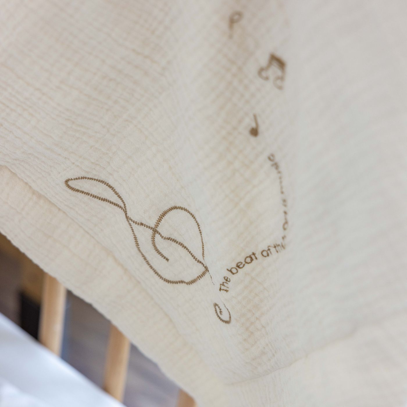 זוג חיתולי טטרא 70X70 ס”מ חלקים עם רקמה EMB בז’ מוזיקה