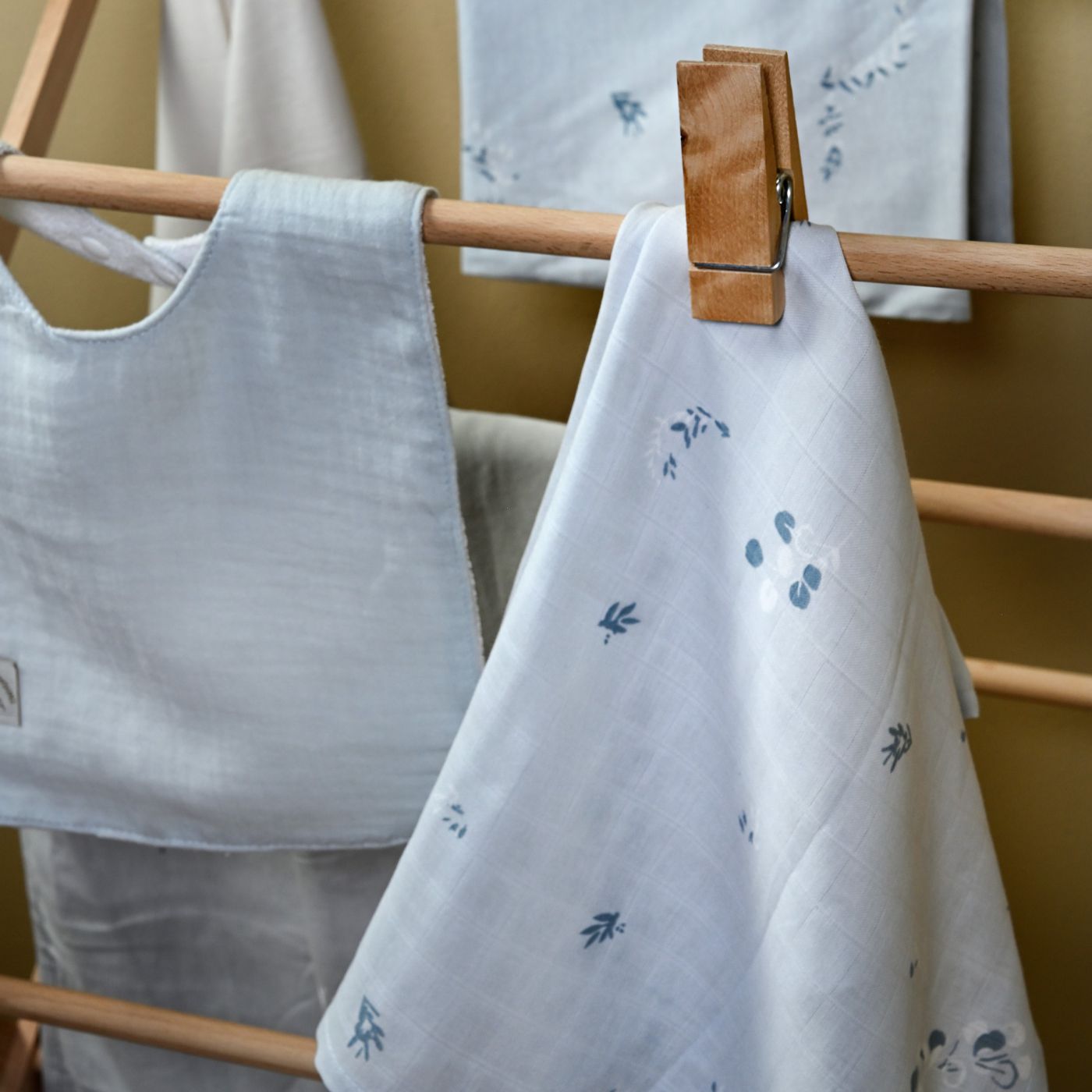 חיתול במבוק 125*100 ס”מ עלים כחולים