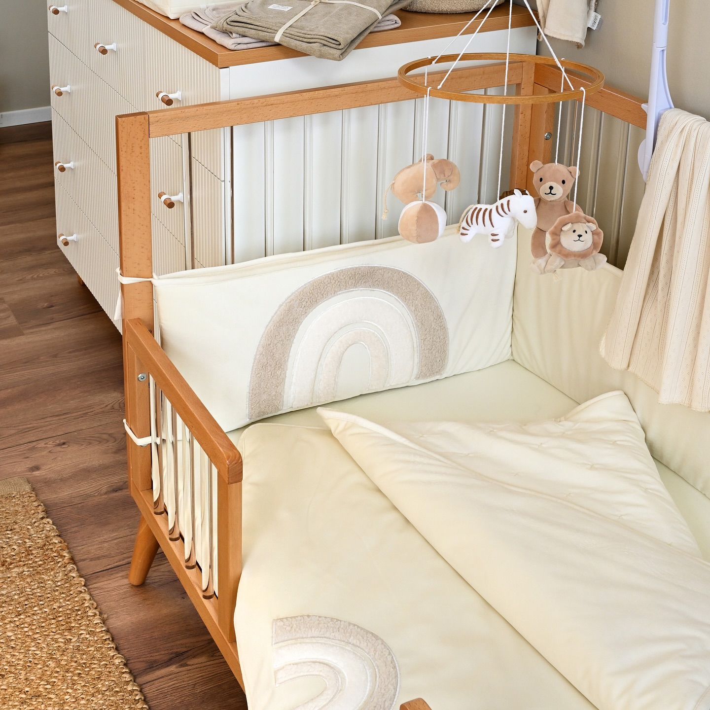 Somewhere over the rainbow 🌈 
קולקציית חורף רכה ונעימה שגורמת לנו לרצות להתכרבל 🤍
בצבעוניות רכה ועדינה עם פאצ׳ים של קשתות מבדי טדי נעימים