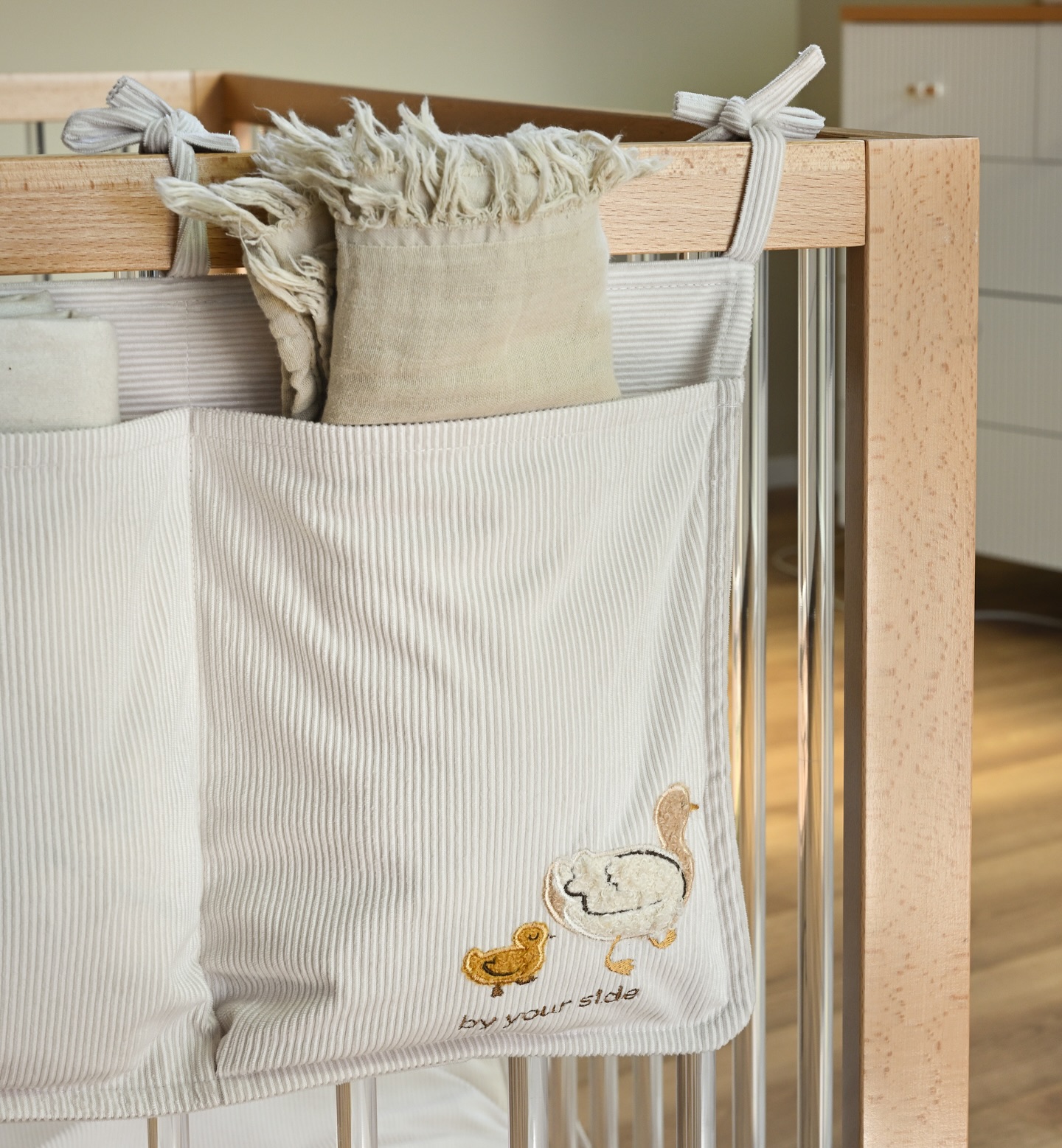 הארגונית שתאחסן את כל מה שצריך צמוד למיטה או לעריסה 🫶🏼