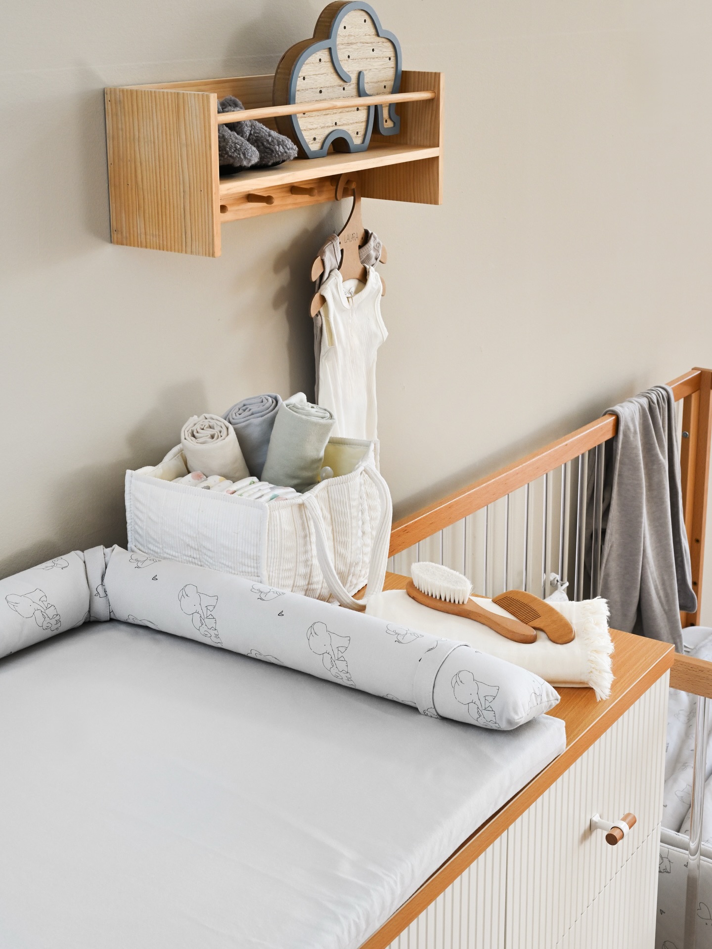 שידת החתלה מאובזרת זה בדיוק מה שצריך כדי לייעל את זמני ההחתלה 🤍🫶🏼