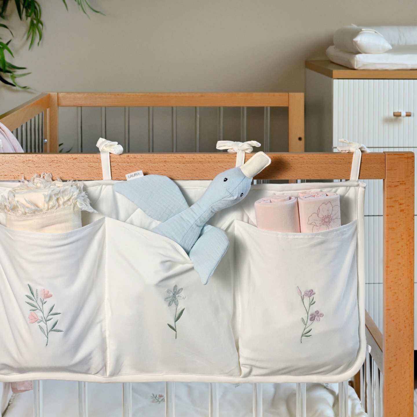 עדיין לא ראית את קולקציית הפרחים הרקומים שלנו?
קלאסית, עדינה ומדויקת🌸
בצבעי פסטל עדינים שמשתלבים יחד בהרמוניה מושלמת✨
זו הקולקציה שחיכית לה!
אל תפספסי, עכשיו באתר