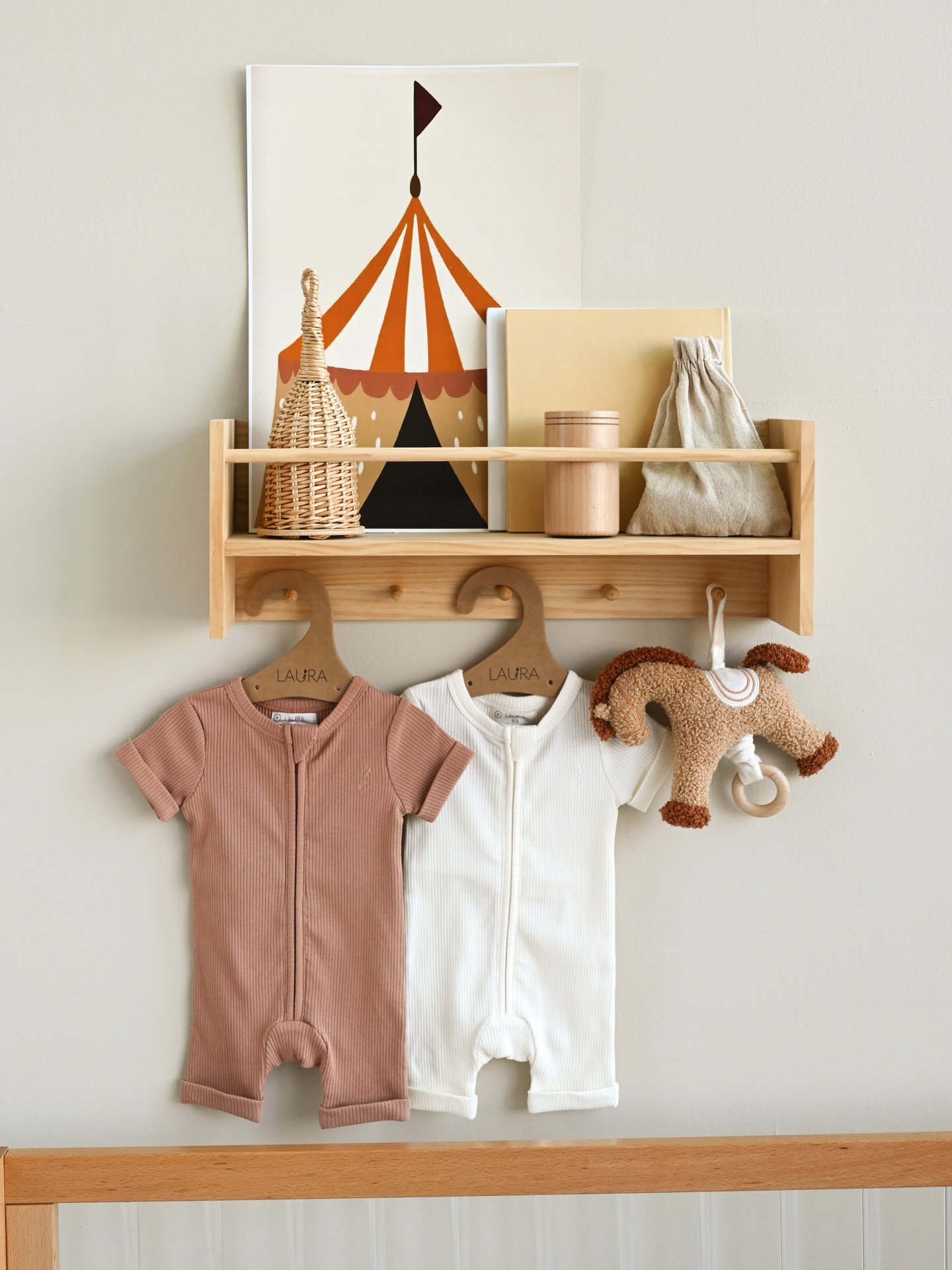 המדף , תמונת הקיר , הביגוד והבובת סוס המנגנת הם כל מה שצריך לשדרוג אווירת החדר🧡🤎🤍🐴