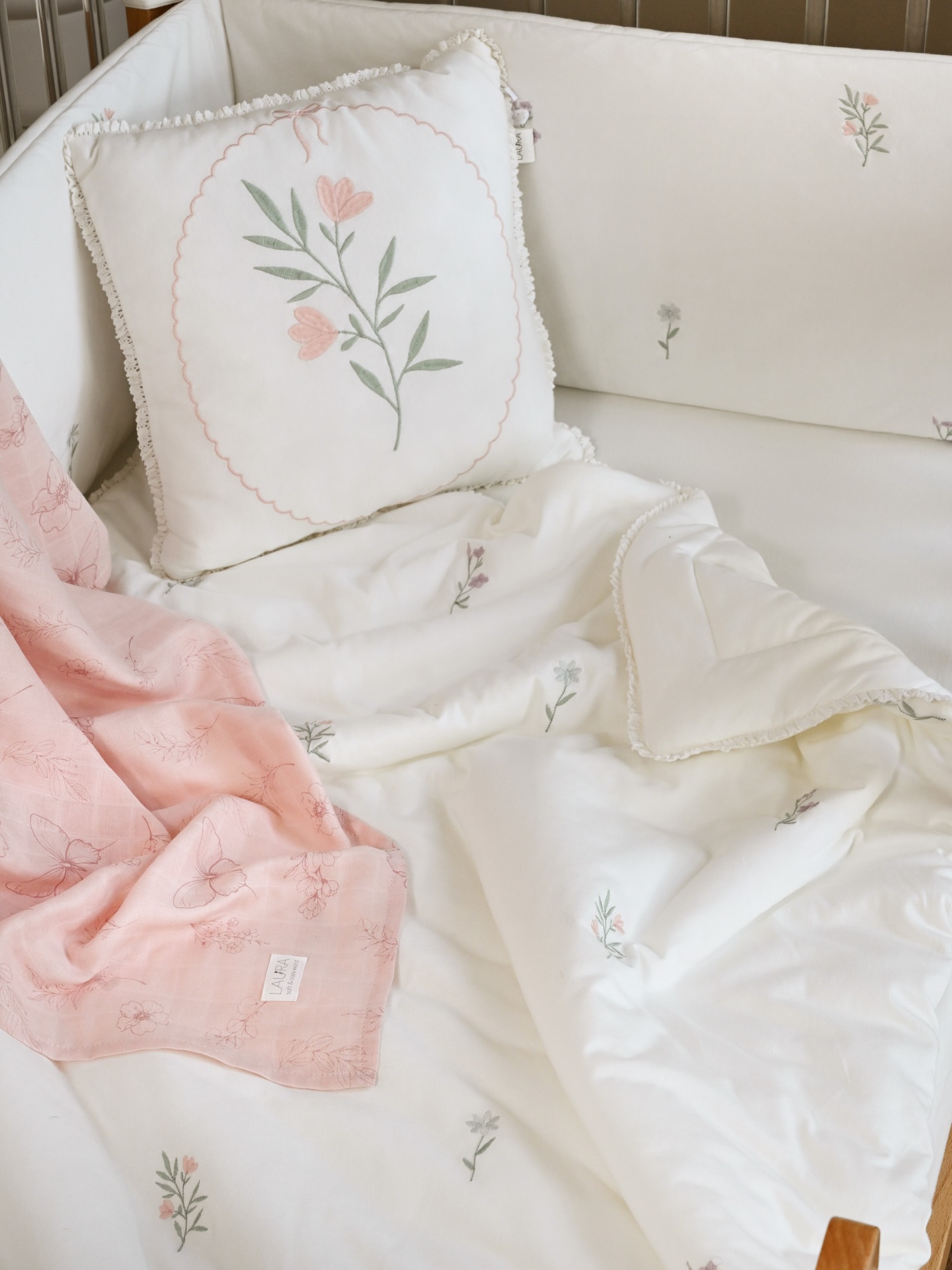 New flower collection 🌷🌸
היא רומנטית , מעודנת ומעוטרת ברקמות מעודנות של פרחים בצבעי פסטל🫶🏼